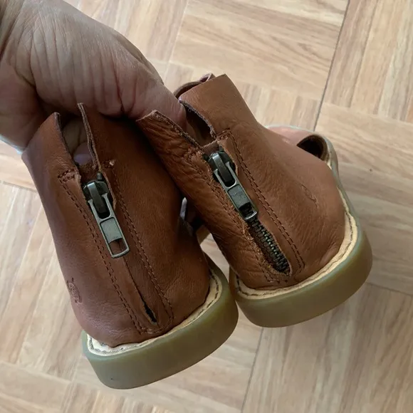Born Iwa Leather Sandal. Size 8