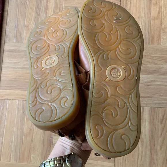 Born Iwa Leather Sandal. Size 8