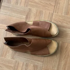 Born Iwa Leather Sandal. Size 8