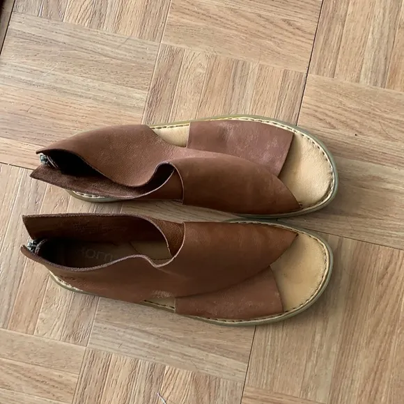 Born Iwa Leather Sandal. Size 8