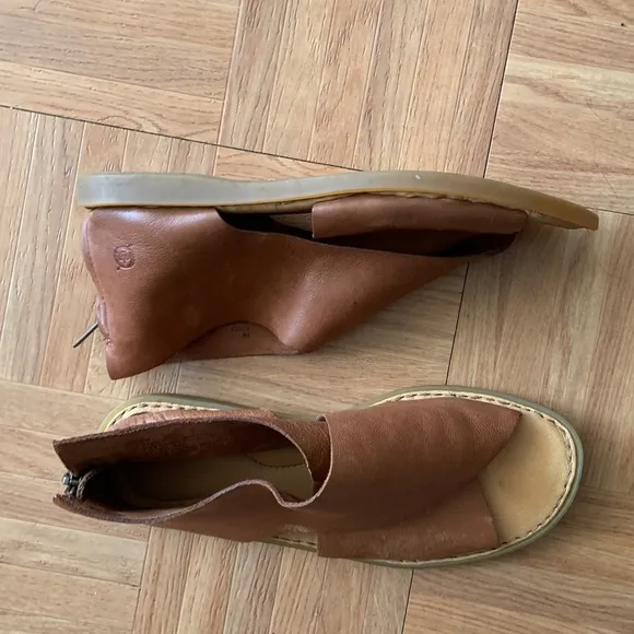 Born Iwa Leather Sandal. Size 8
