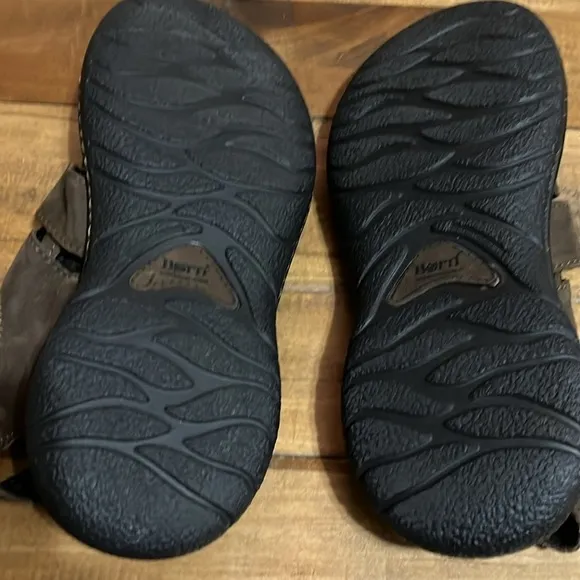 Born men leather sandal, size 10