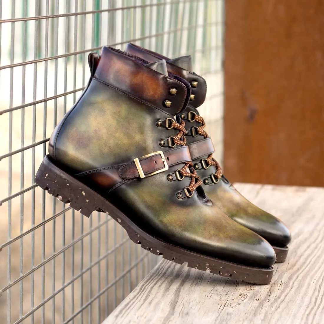 Hiking Boots en cuir patiné vert et marron - Semelles Commando Recyclées Vibram®