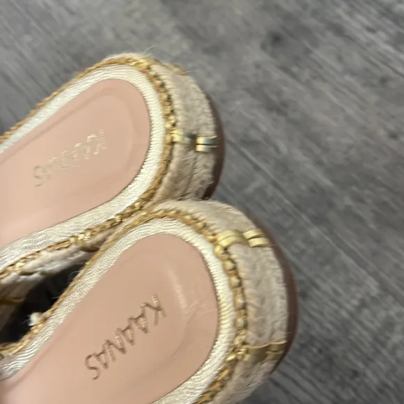 KAANAS Oia Infinity Flatform Sandal Raffia Gold Size 6