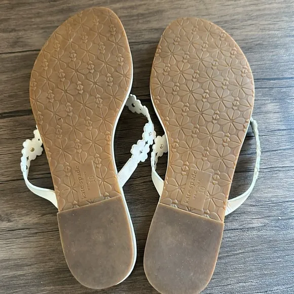 Kate Spade surprise Daisy field sandal