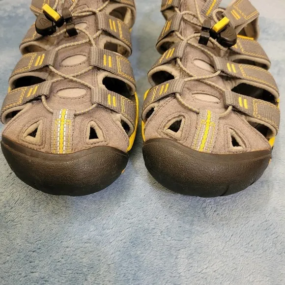 Keen Clearwater Cnx 1009036 Sandal in Gargoyle/Super Lemon sz 7.5