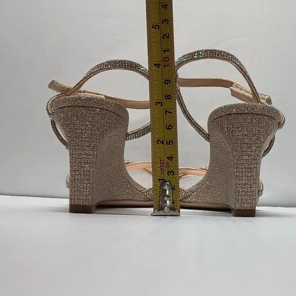 New Badgley Mischka Women's Reagan Wedge Sandal Size 5 Pale Gold Glitter