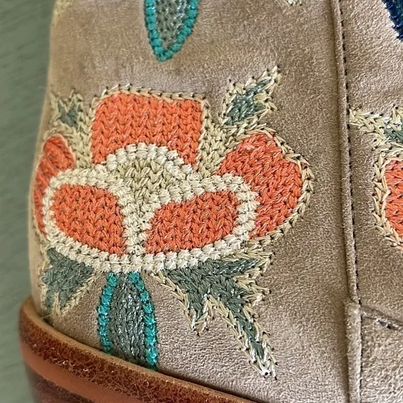 Rebecca Minkoff size 8M grey suede embroidered boots